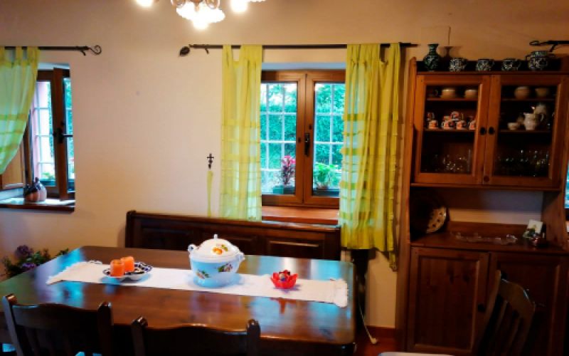 Imagen de cocina con muebles blancos en interior de vivienda