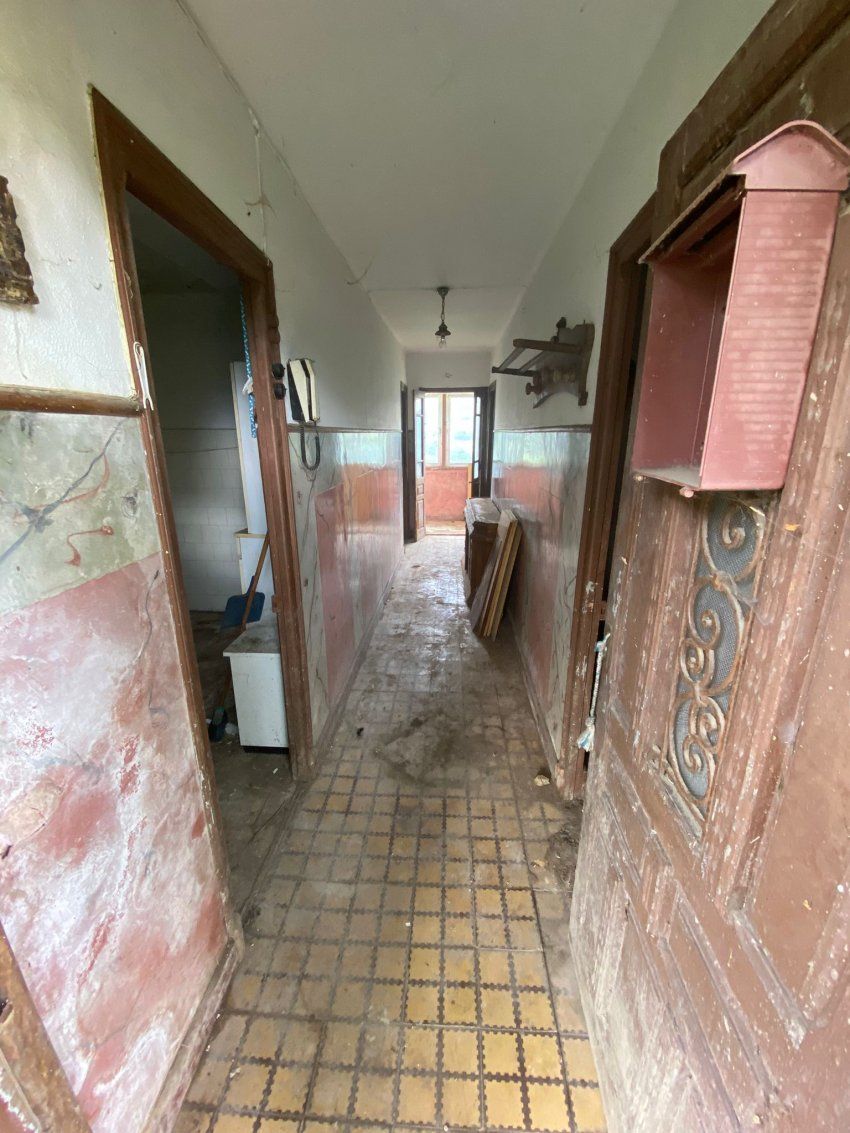 Casa independiente con terreno   A reformar