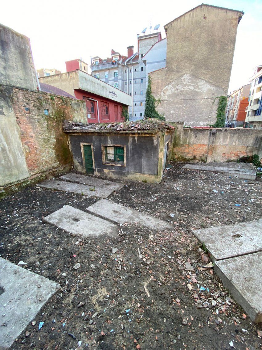 Amplia Casa Con Jardín Y Garaje – Centro – La Felguera