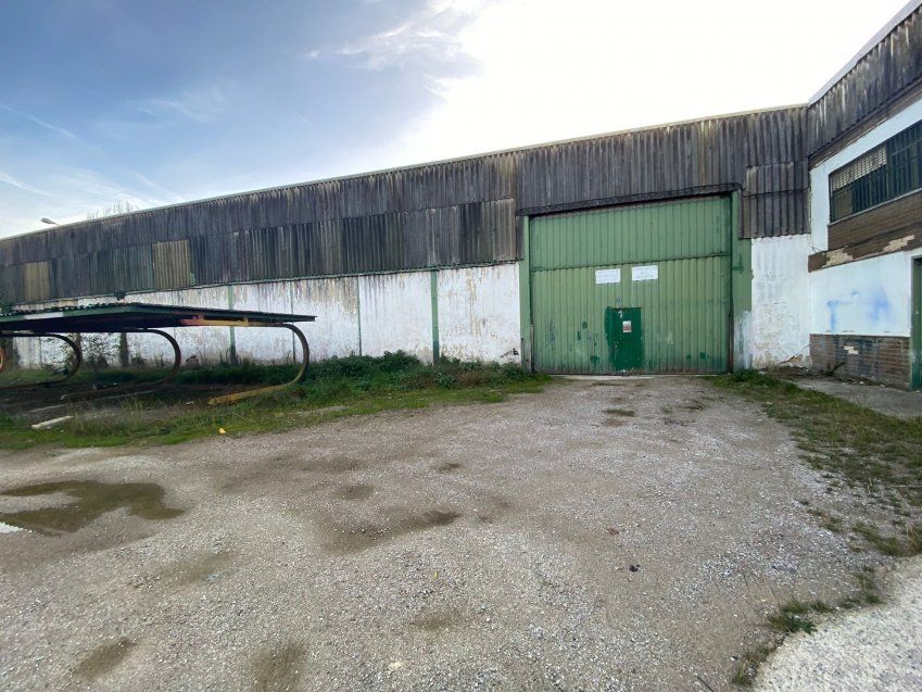 Gran NAVE industrial con terreno, en Barros   La Lariella