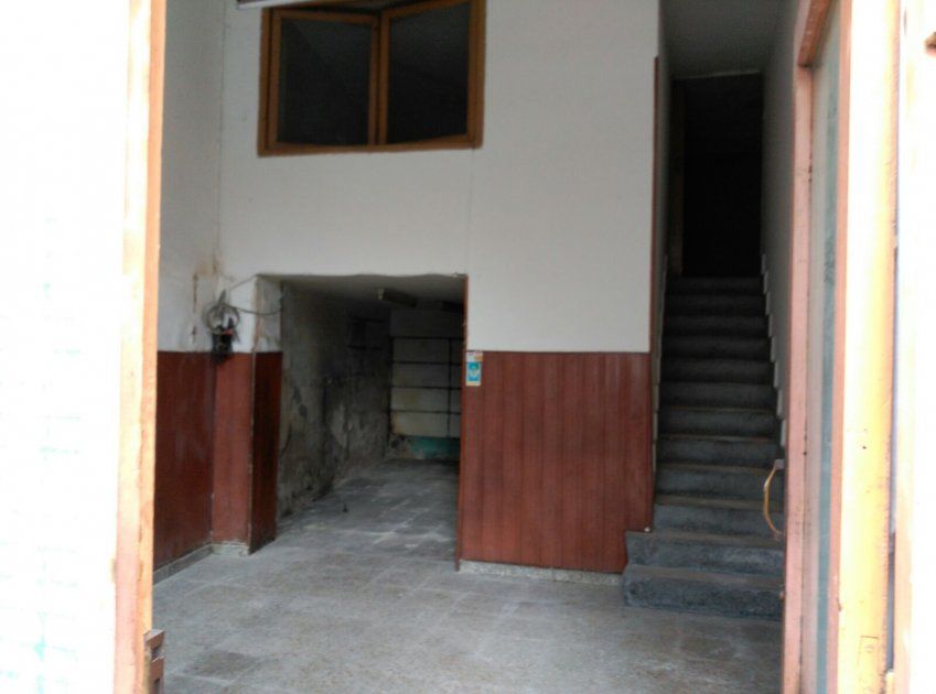 Bajo comercial en La Felguera   Arturo Ezama