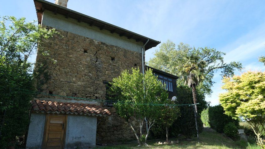 Casa con gran parcela y dos edificaciones de piedra