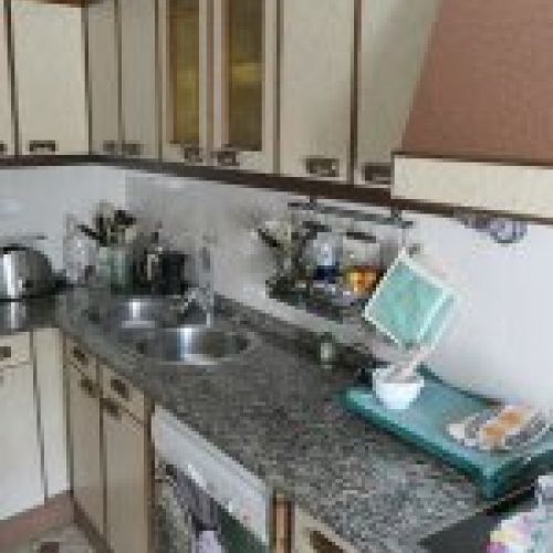 Casa con gran parcela y dos edificaciones de piedra