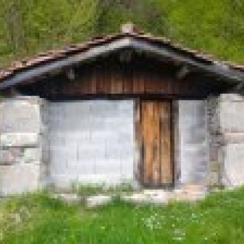 Gran terreno con cabaña y cuadra   Bezanes