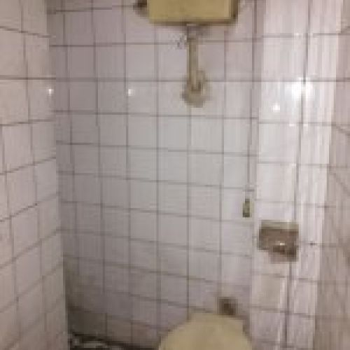 Bajo comercial en La Felguera   Arturo Ezama