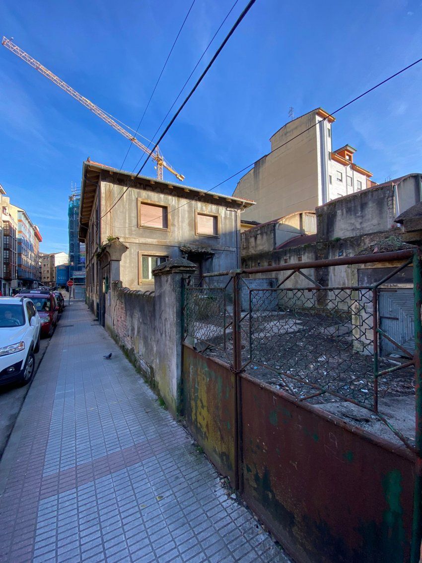 Amplia Casa Con Jardín Y Garaje – Centro – La Felguera