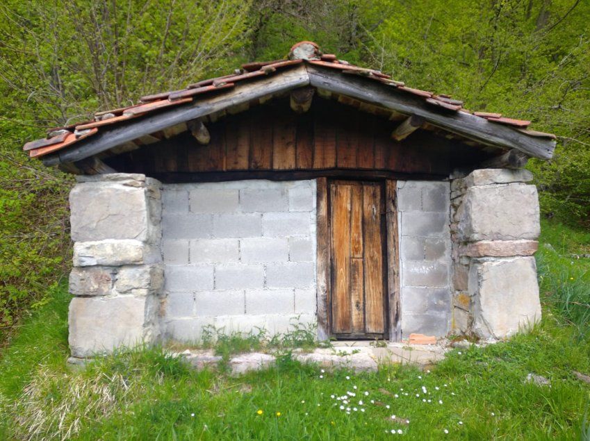 Gran terreno con cabaña y cuadra   Bezanes