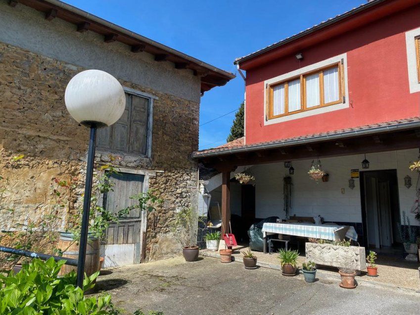 Casa con gran parcela y dos edificaciones de piedra