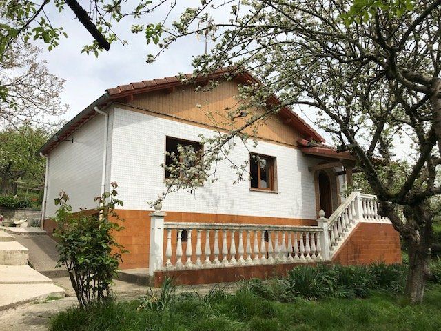 Casa con finca edificable   Pando pueblo