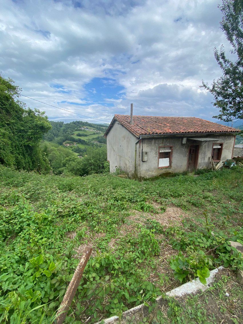 Casa independiente con terreno   A reformar