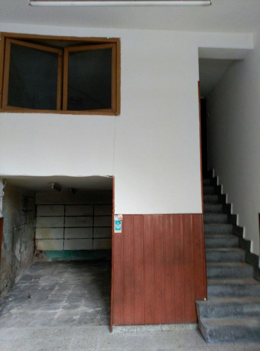 Bajo comercial en La Felguera   Arturo Ezama