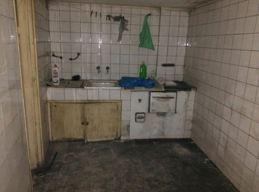 Bajo comercial en La Felguera   Arturo Ezama