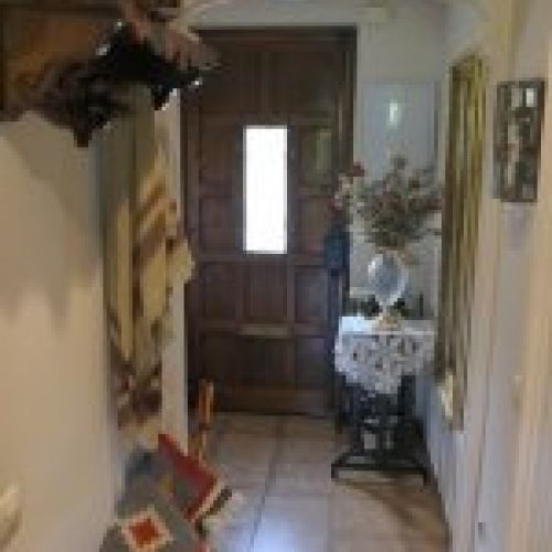 Casa con gran parcela y dos edificaciones de piedra