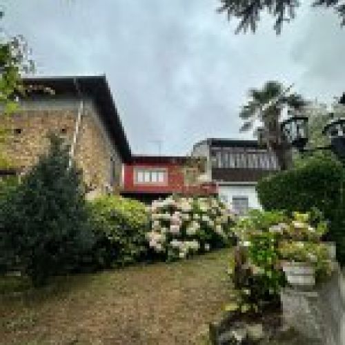 Casa con gran parcela y dos edificaciones de piedra