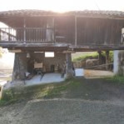 Casa con terreno, cuadra y panera