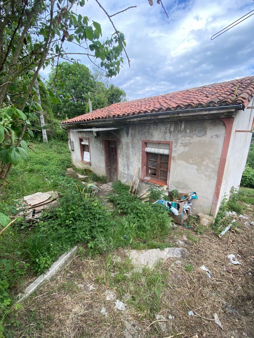 Casa independiente con terreno   A reformar