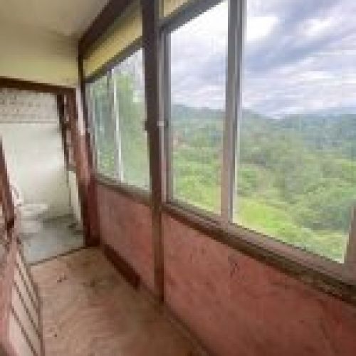 Casa independiente con terreno   A reformar