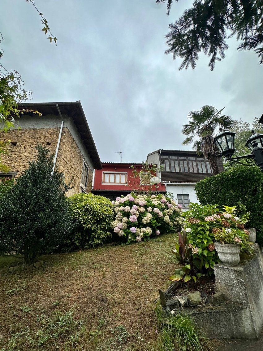Casa con gran parcela y dos edificaciones de piedra