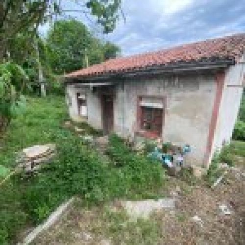 Casa independiente con terreno   A reformar