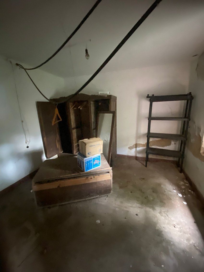 Casa independiente con terreno   A reformar