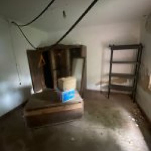 Casa independiente con terreno   A reformar