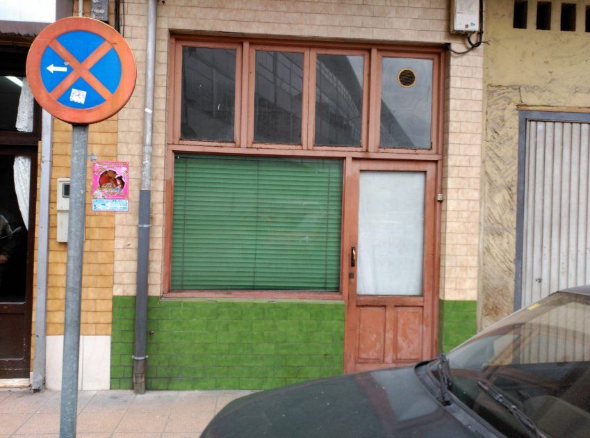 Bajo comercial en La Felguera   Arturo Ezama