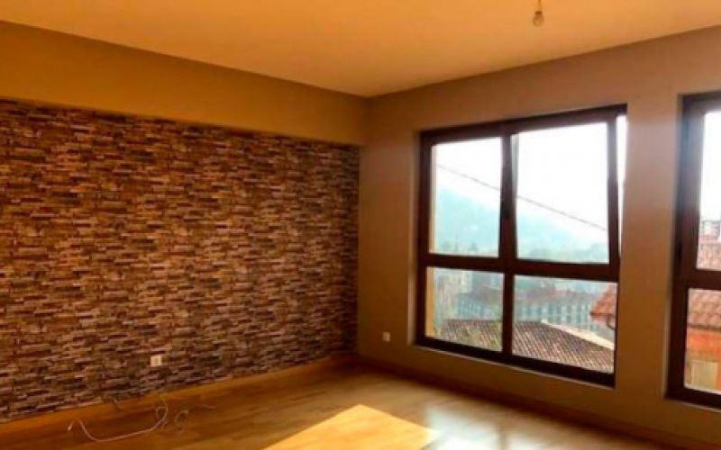 Imagen de interior de casa rústica con muebles de madera