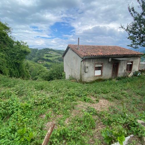 Casa independiente con terreno   A reformar