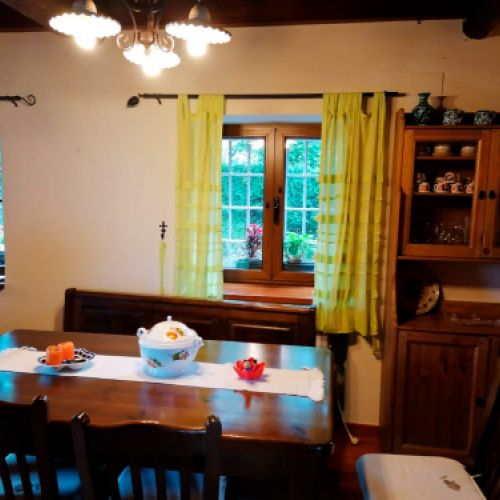 Imagen de cocina con muebles blancos en interior de vivienda