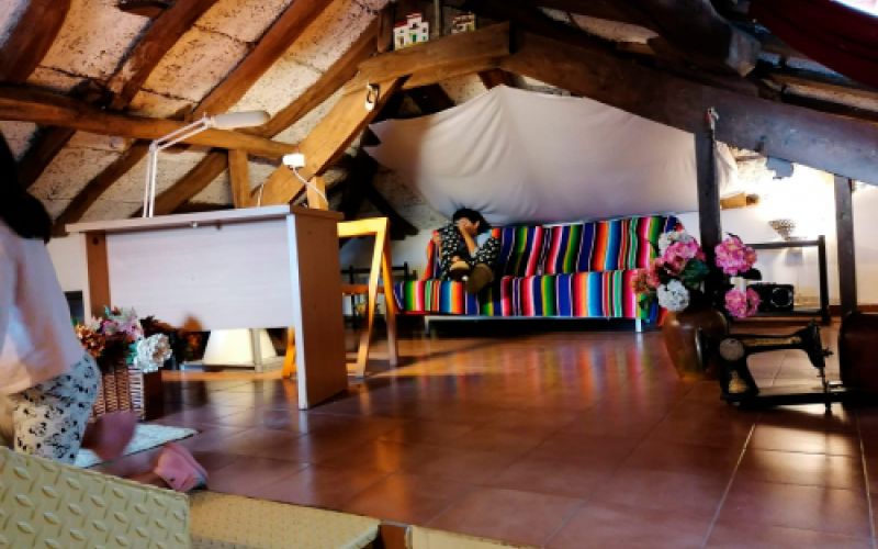 Interior de vivienda reformada con suelo de madera e imitación de ladrilo en pared