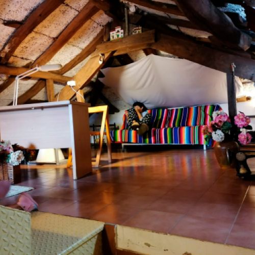 Interior de vivienda reformada con suelo de madera e imitación de ladrilo en pared
