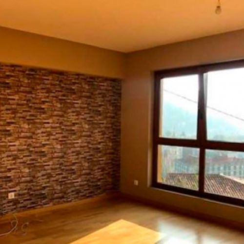 Imagen de interior de casa rústica con muebles de madera