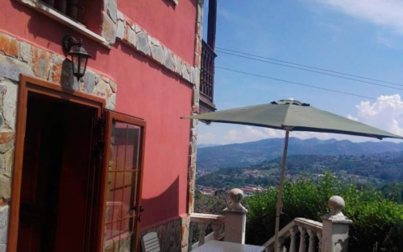 Habitación aboardillada con vigas de madera en inte rior de casa rústica