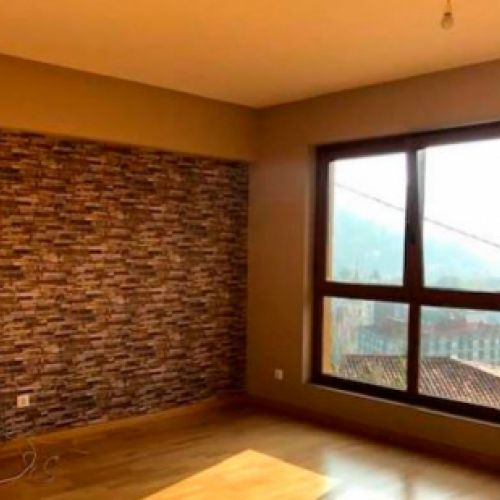 Imagen de interior de casa rústica con muebles de madera